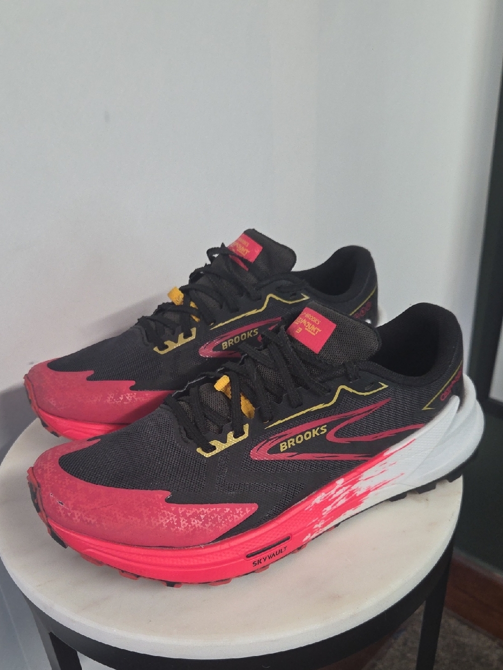 Brooks Womens Black and Pink Catmount Trail Running Shoes Size 9